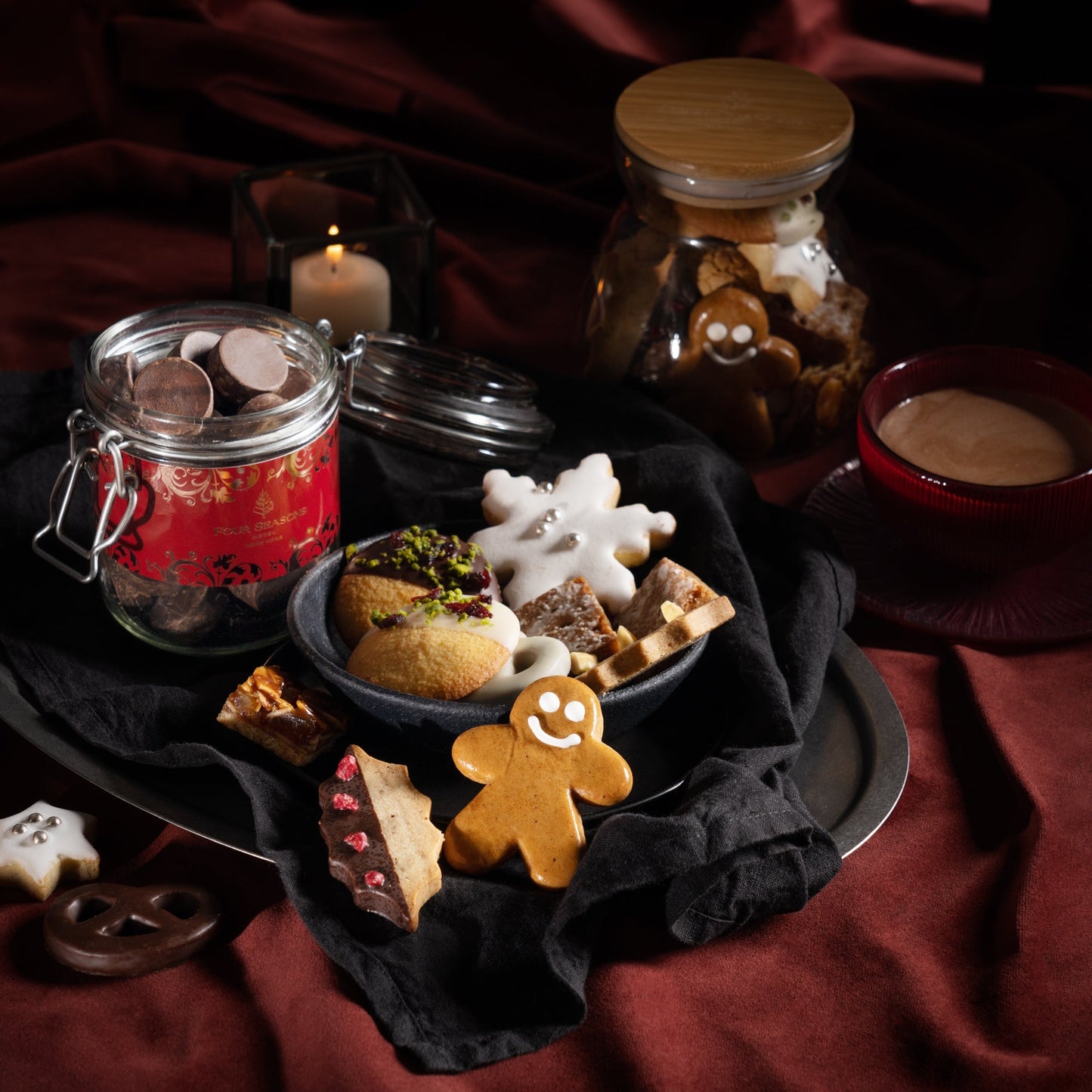 Four Seasons Hong Kong Hot Chocolate and Christmas Cookies Gift Bag Set (200g) 四季熱朱古力及聖誕餅乾套裝 (200g)
