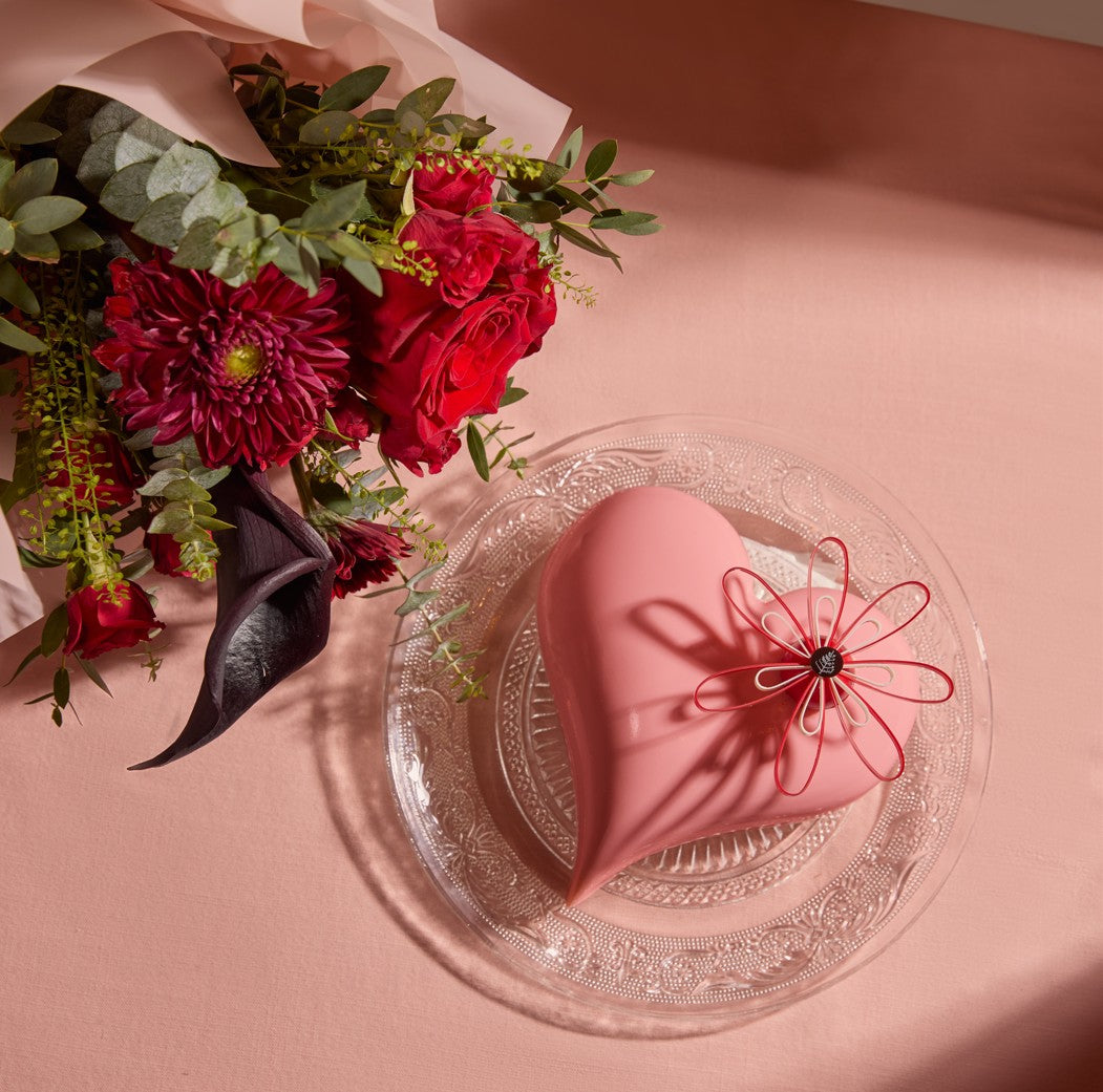 Valentine's Day Flower Bouquet & Heart Shaped Raspberry Mousse with Dubai Chocolate Filling Cake (1.5 Pounds) 情人節花束及心形紅莓慕斯開心果蛋糕 (1.5磅)