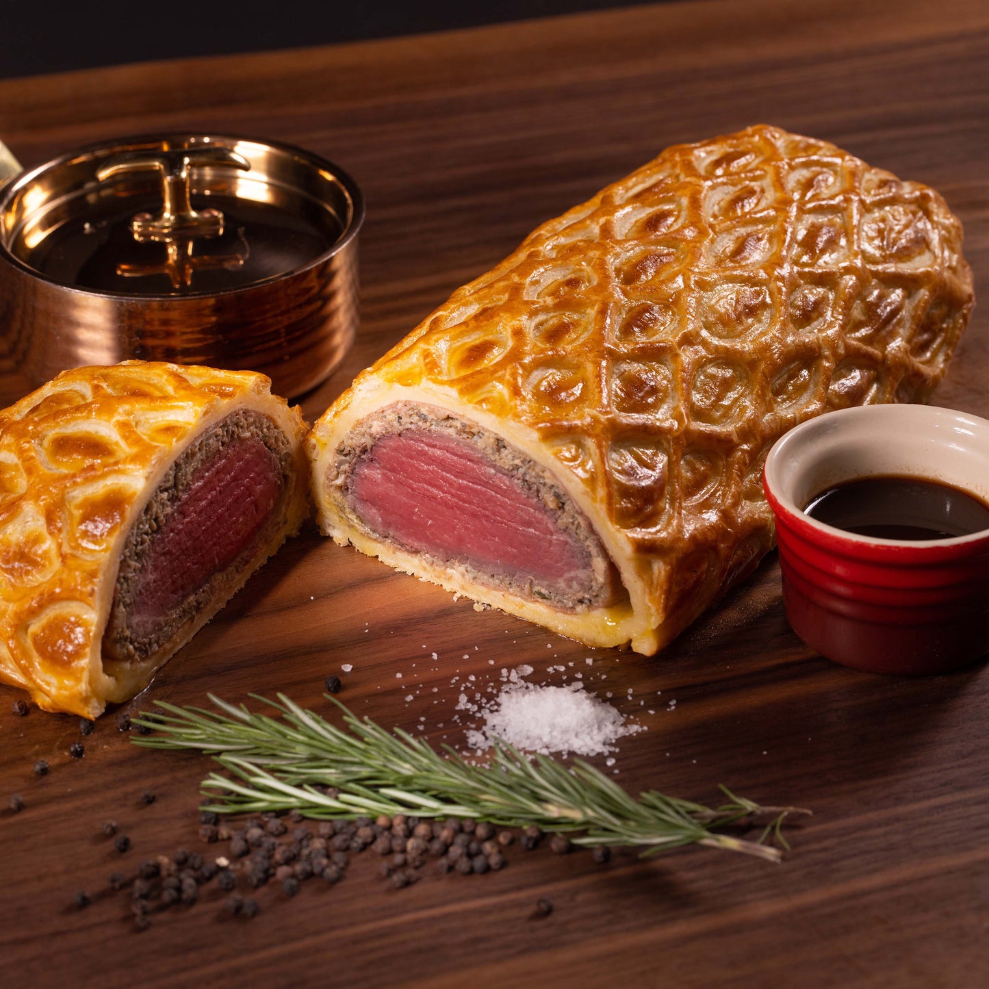 Classic Beef Wellington with Green Peppercorn Sauce + 4 Side Dishes (For 4 - 5 Persons) 經典威靈頓牛排佐綠胡椒醬汁伴四款配菜 (供四至五人享用)